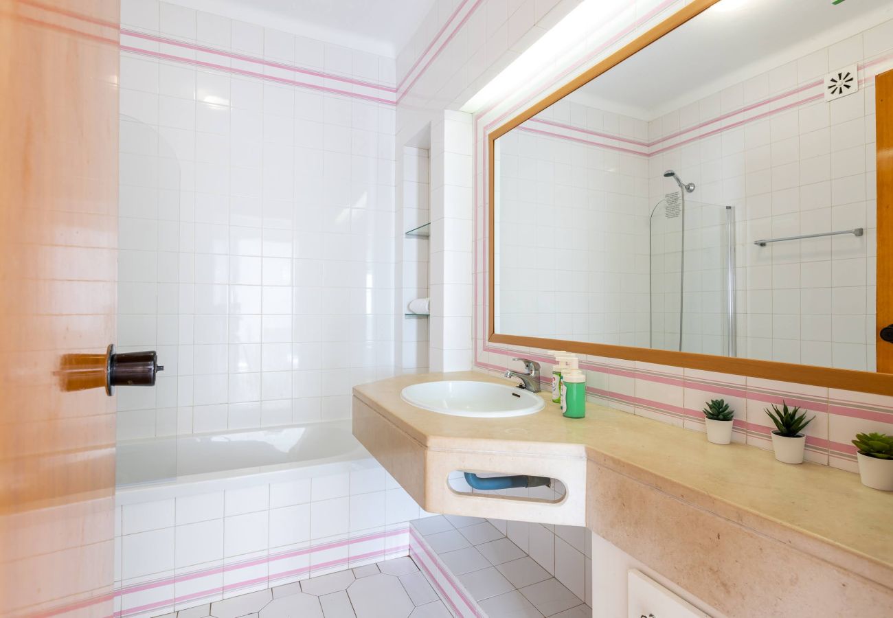 Appartement in Albufeira - #189 Sea View Apartment | Pool & Balcony