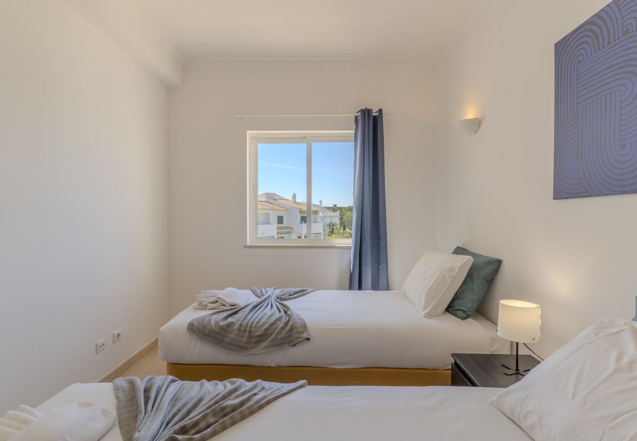 Rijhuis in Albufeira - #375 Spacious Townhouse with Pool, BBQ & Parking 
