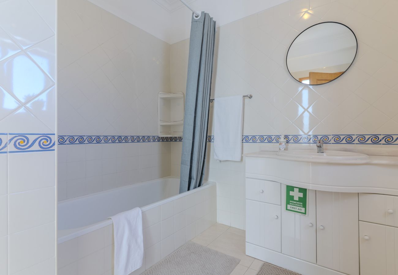 Rijhuis in Albufeira - #375 Spacious Townhouse with Pool, BBQ & Parking 