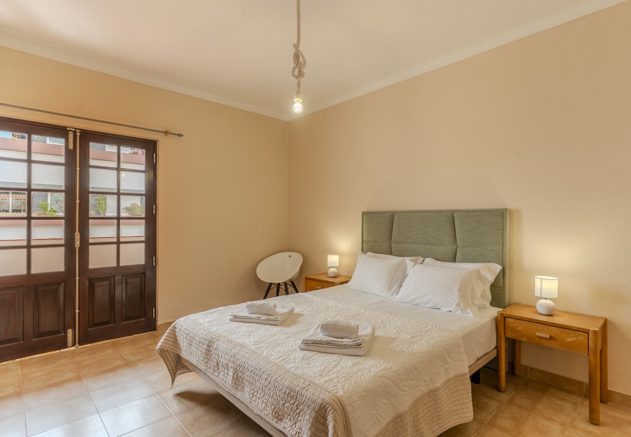 Appartement in Albufeira - #389 Vila w/ share pool | Spacious 3-BR
