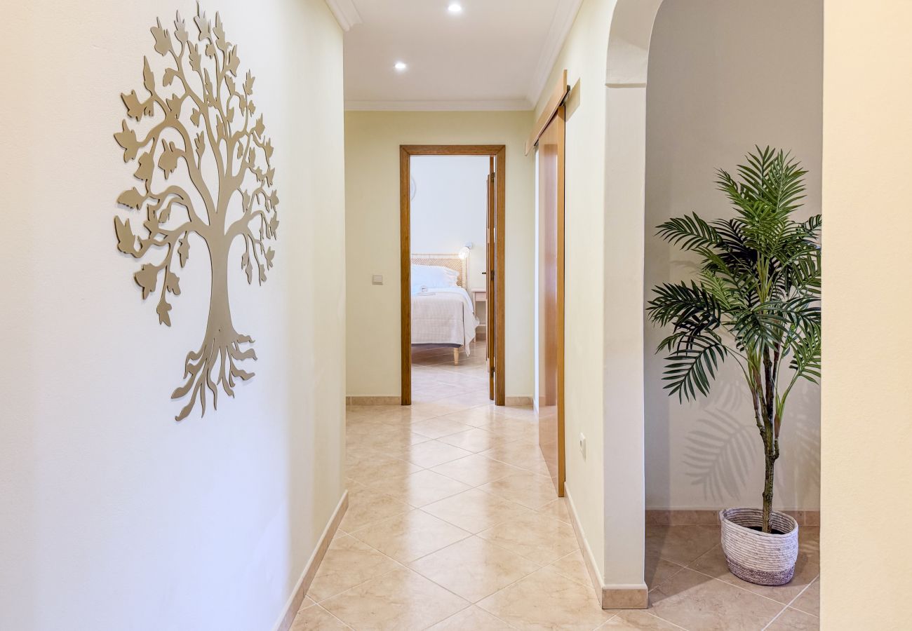 Huis in Albufeira - #373 Charming 4BR Villa with Spacious Garden & BBQ