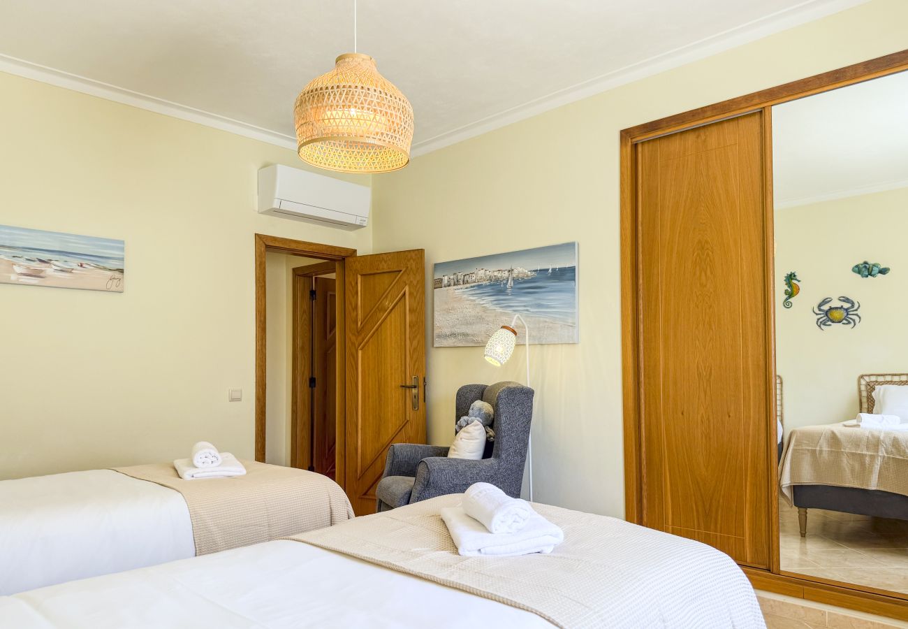 Huis in Albufeira - #373 Charming 4BR Villa with Spacious Garden & BBQ