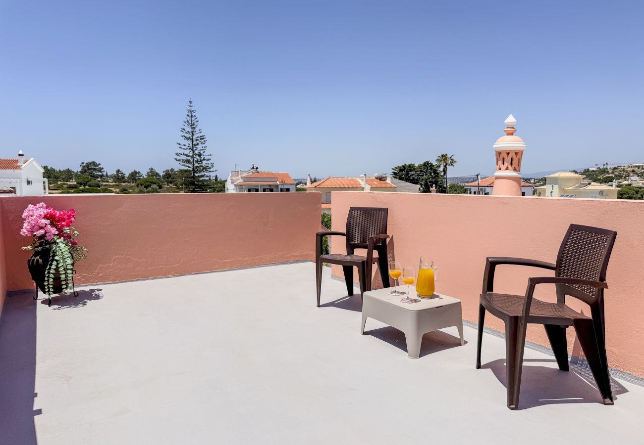 Huis in Albufeira - #373 Charming 4BR Villa with Spacious Garden & BBQ