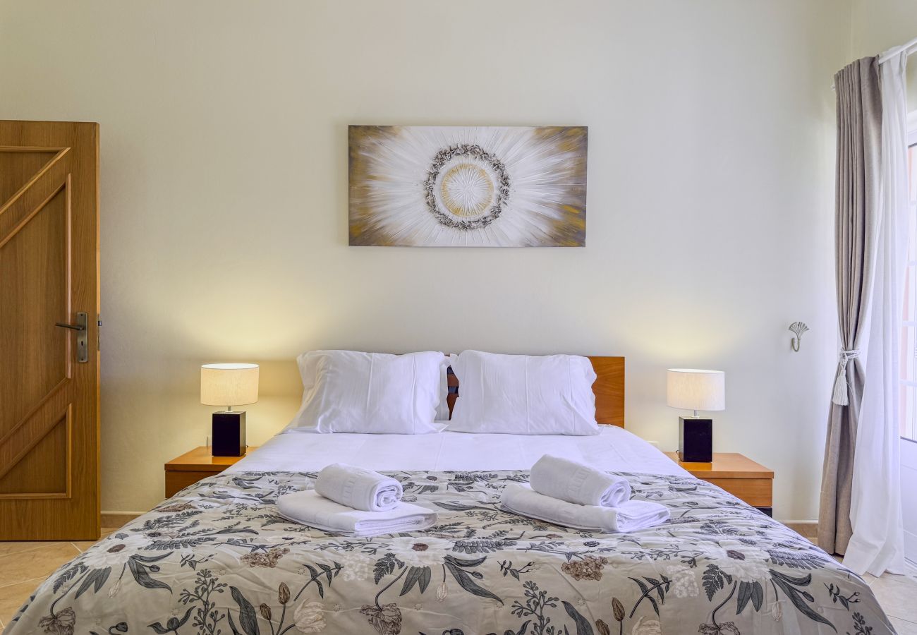 Huis in Albufeira - #373 Charming 4BR Villa with Spacious Garden & BBQ
