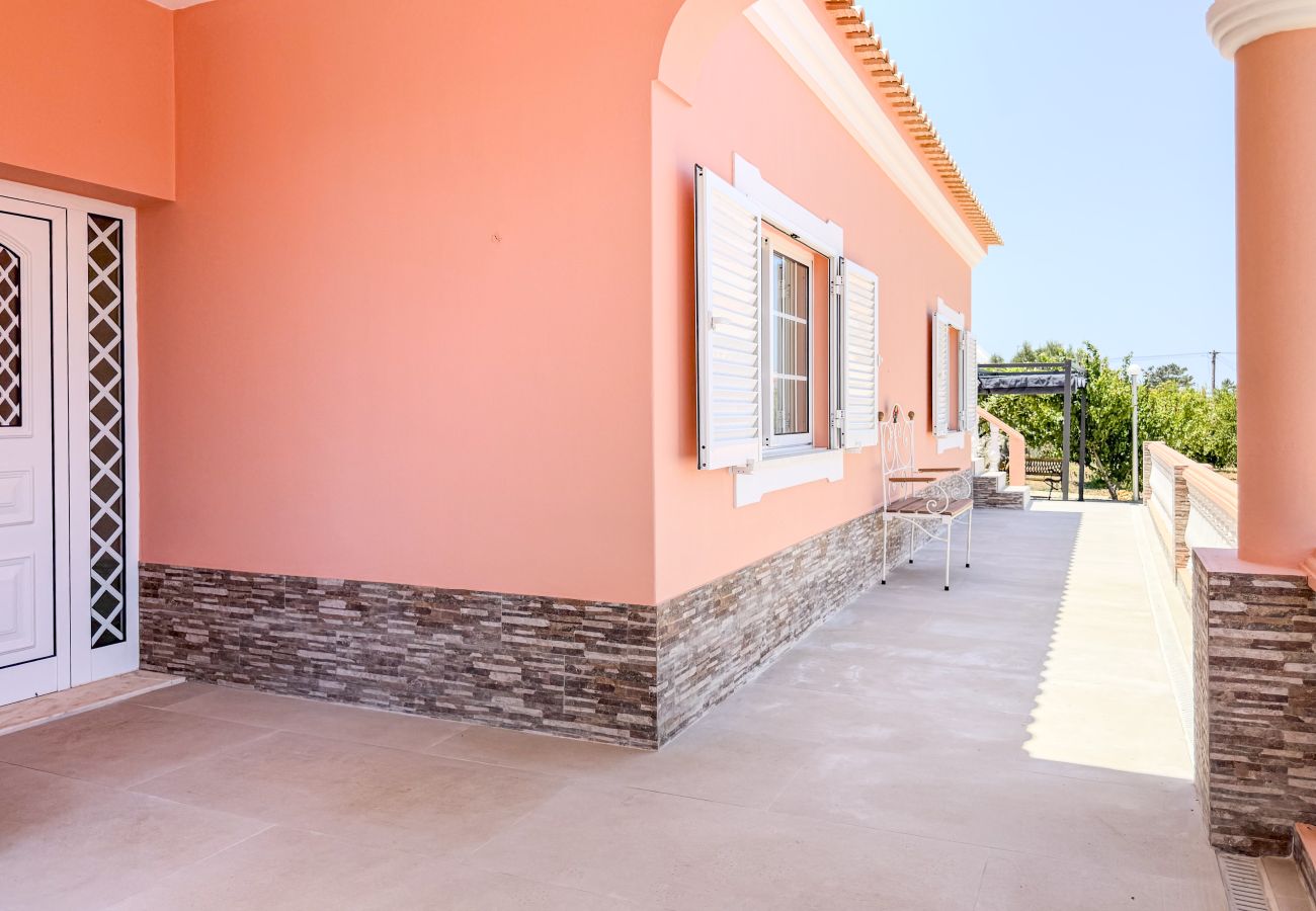 Huis in Albufeira - #373 Charming 4BR Villa with Spacious Garden & BBQ