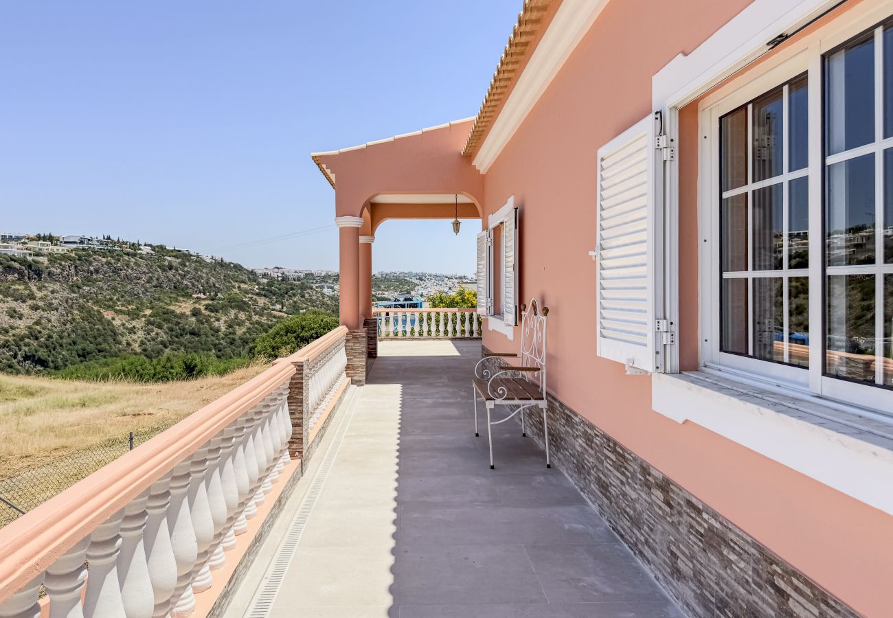 Huis in Albufeira - #373 Charming 4BR Villa with Spacious Garden & BBQ