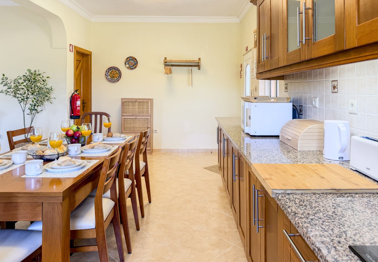 Huis in Albufeira - #373 Charming 4BR Villa with Spacious Garden & BBQ