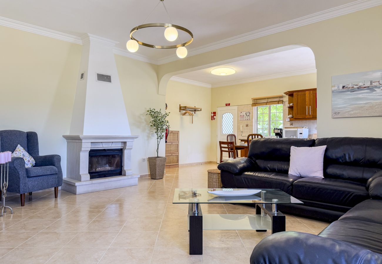Huis in Albufeira - #373 Charming 4BR Villa with Spacious Garden & BBQ
