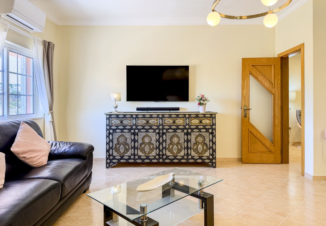 Huis in Albufeira - #373 Charming 4BR Villa with Spacious Garden & BBQ