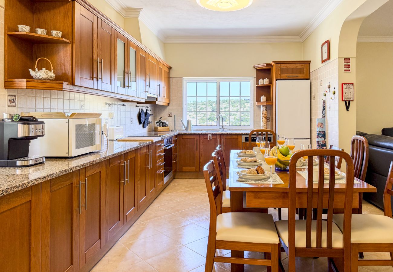Huis in Albufeira - #373 Charming 4BR Villa with Spacious Garden & BBQ