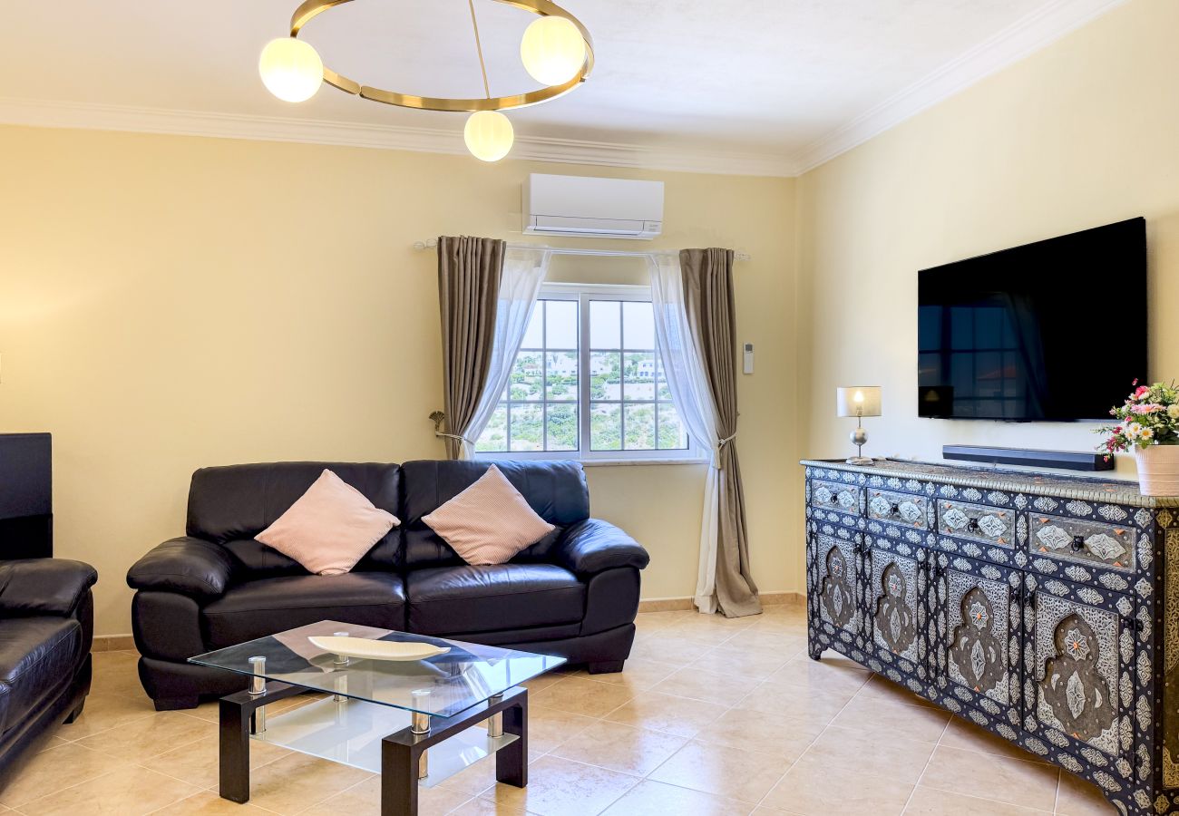 Huis in Albufeira - #373 Charming 4BR Villa with Spacious Garden & BBQ