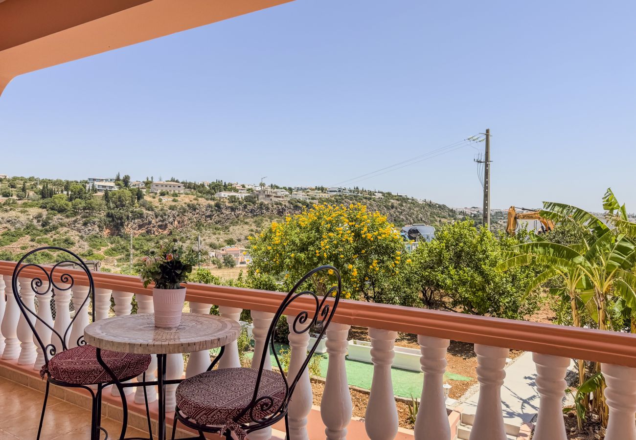 Huis in Albufeira - #373 Charming 4BR Villa with Spacious Garden & BBQ