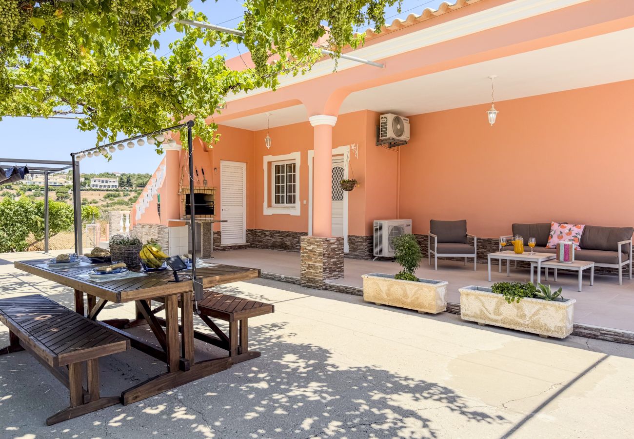 Huis in Albufeira - #373 Charming 4BR Villa with Spacious Garden & BBQ