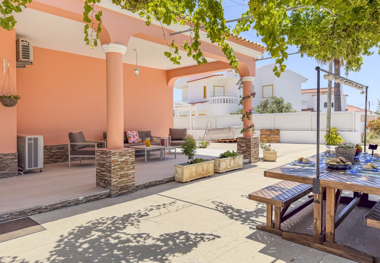 Huis in Albufeira - #373 Charming 4BR Villa with Spacious Garden & BBQ