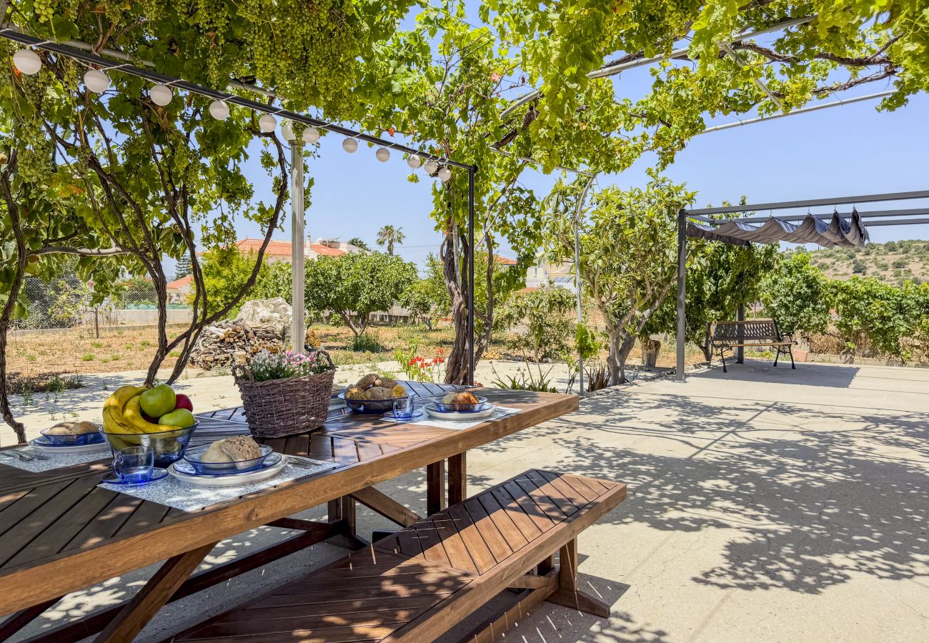 Huis in Albufeira - #373 Charming 4BR Villa with Spacious Garden & BBQ