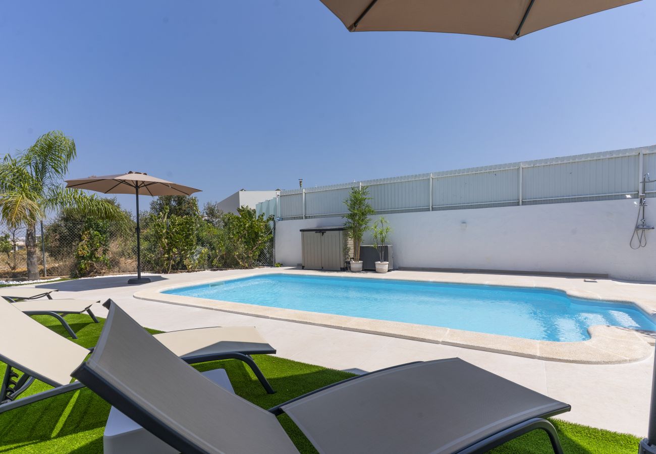 Huis in Albufeira - #373 Charming 4BR Villa with Spacious Garden & BBQ