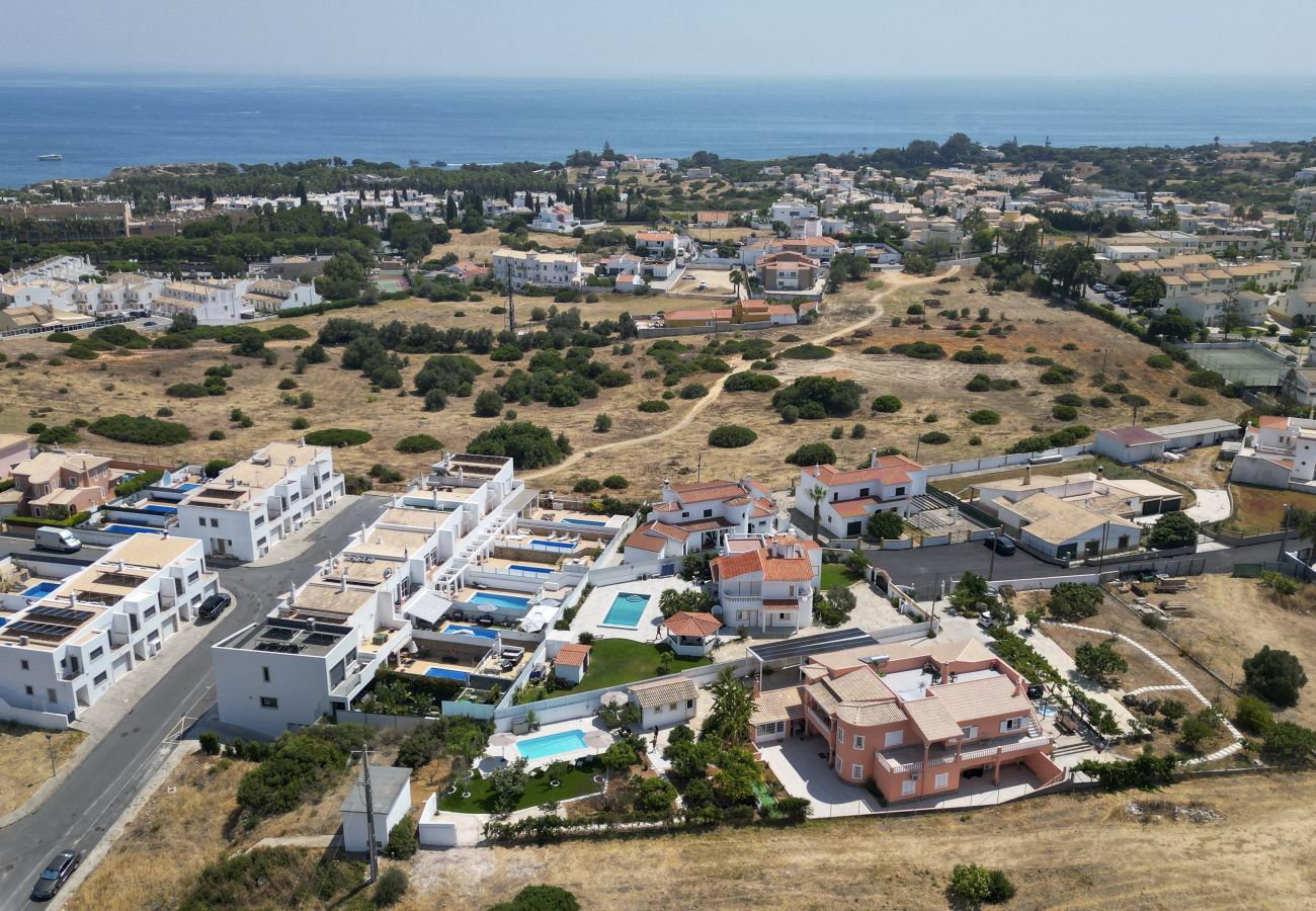 Huis in Albufeira - #373 Charming 4BR Villa with Spacious Garden & BBQ