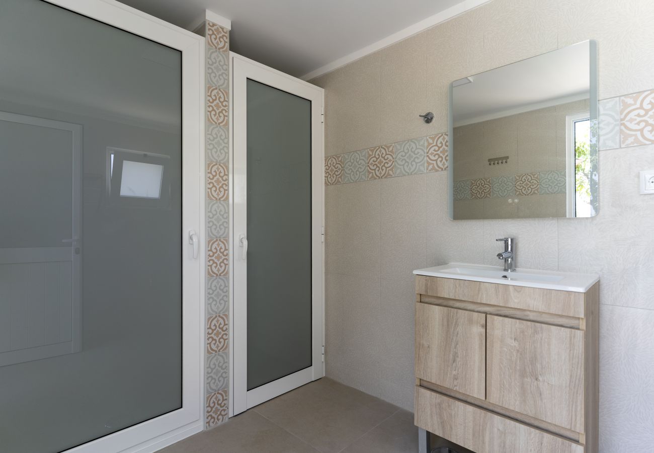 Huis in Albufeira - #373 Charming 4BR Villa with Spacious Garden & BBQ