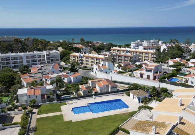 Casa adosada en Albufeira - #375 Spacious Townhouse with Pool, BBQ & Parking 