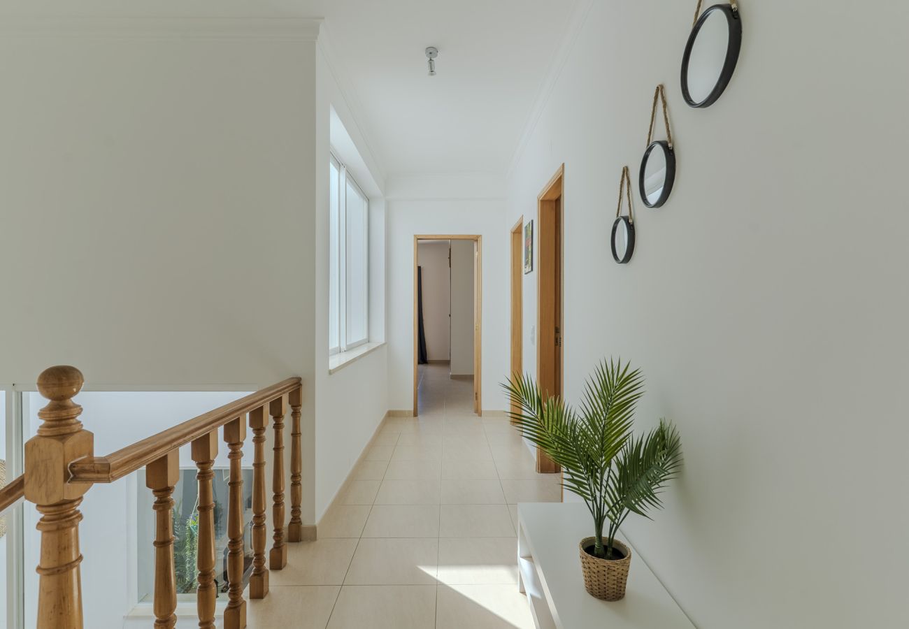 Casa adosada en Albufeira - #375 Spacious Townhouse with Pool, BBQ & Parking 