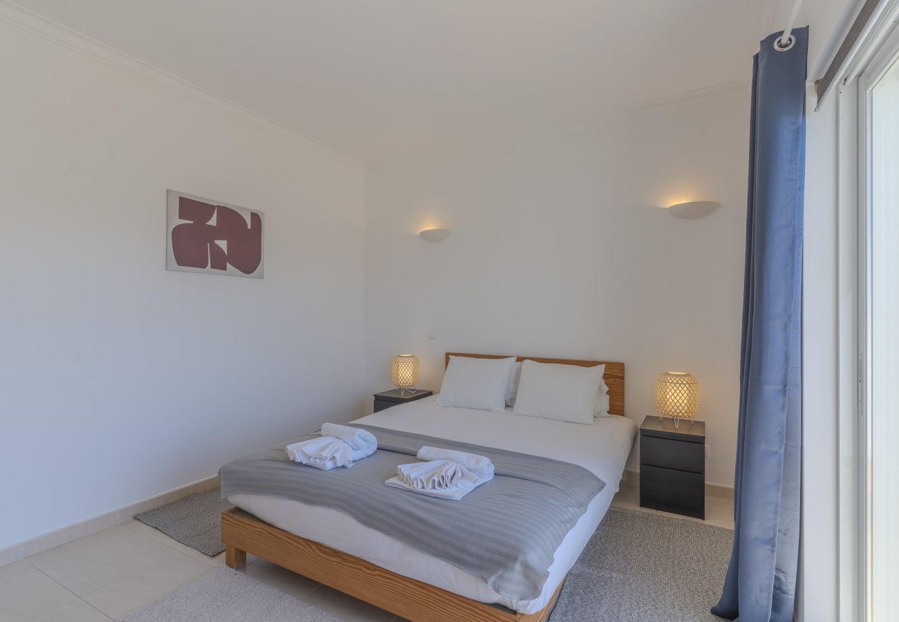 Casa adosada en Albufeira - #375 Spacious Townhouse with Pool, BBQ & Parking 