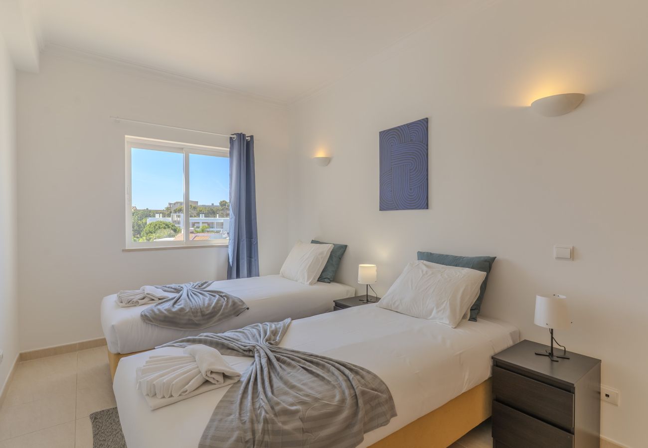 Casa adosada en Albufeira - #375 Spacious Townhouse with Pool, BBQ & Parking 