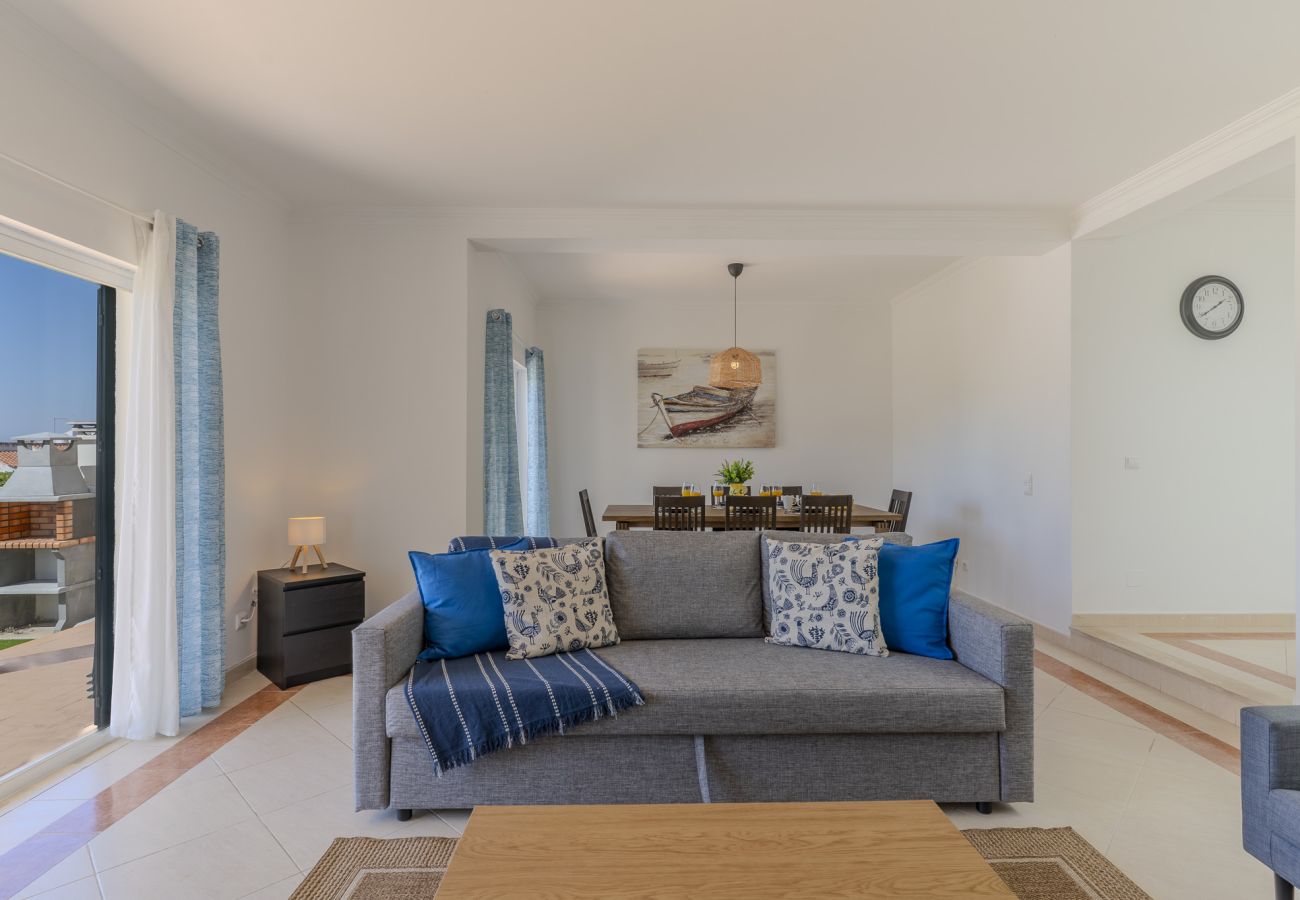 Casa adosada en Albufeira - #375 Spacious Townhouse with Pool, BBQ & Parking 