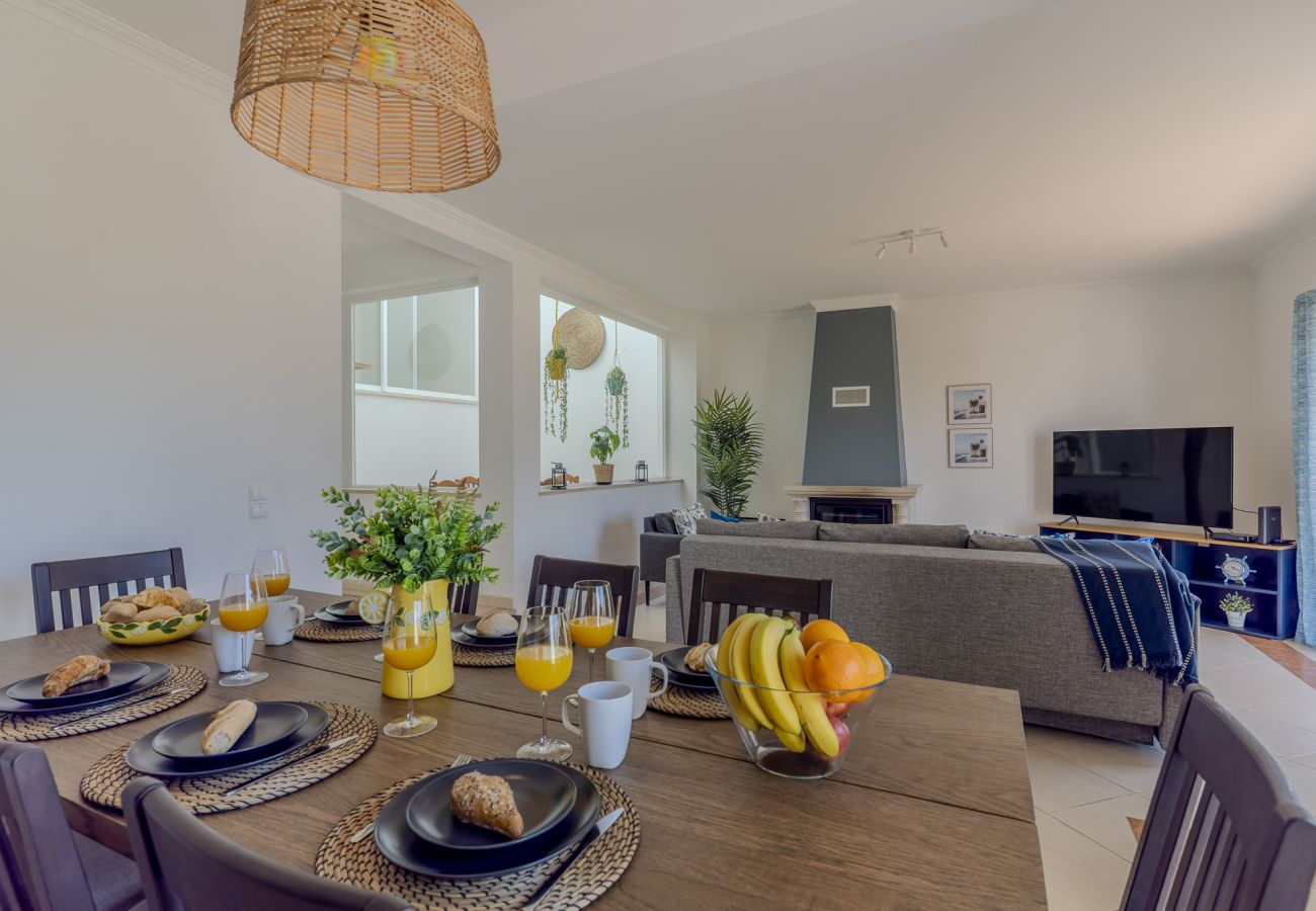 Casa adosada en Albufeira - #375 Spacious Townhouse with Pool, BBQ & Parking 