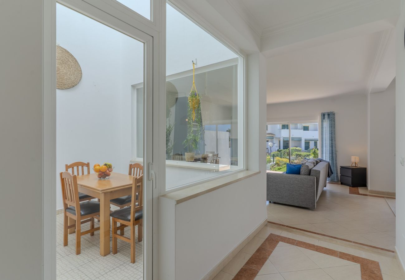 Casa adosada en Albufeira - #375 Spacious Townhouse with Pool, BBQ & Parking 