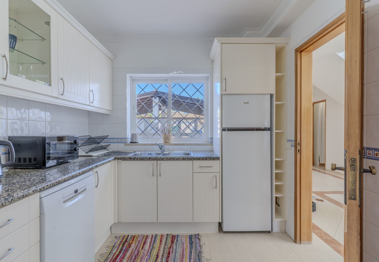 Casa adosada en Albufeira - #375 Spacious Townhouse with Pool, BBQ & Parking 