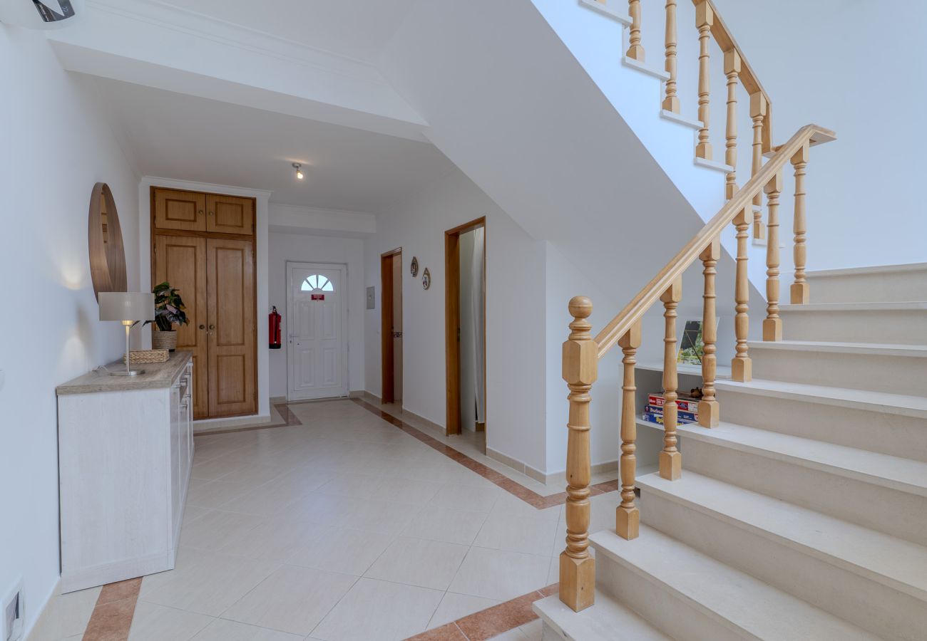 Casa adosada en Albufeira - #375 Spacious Townhouse with Pool, BBQ & Parking 