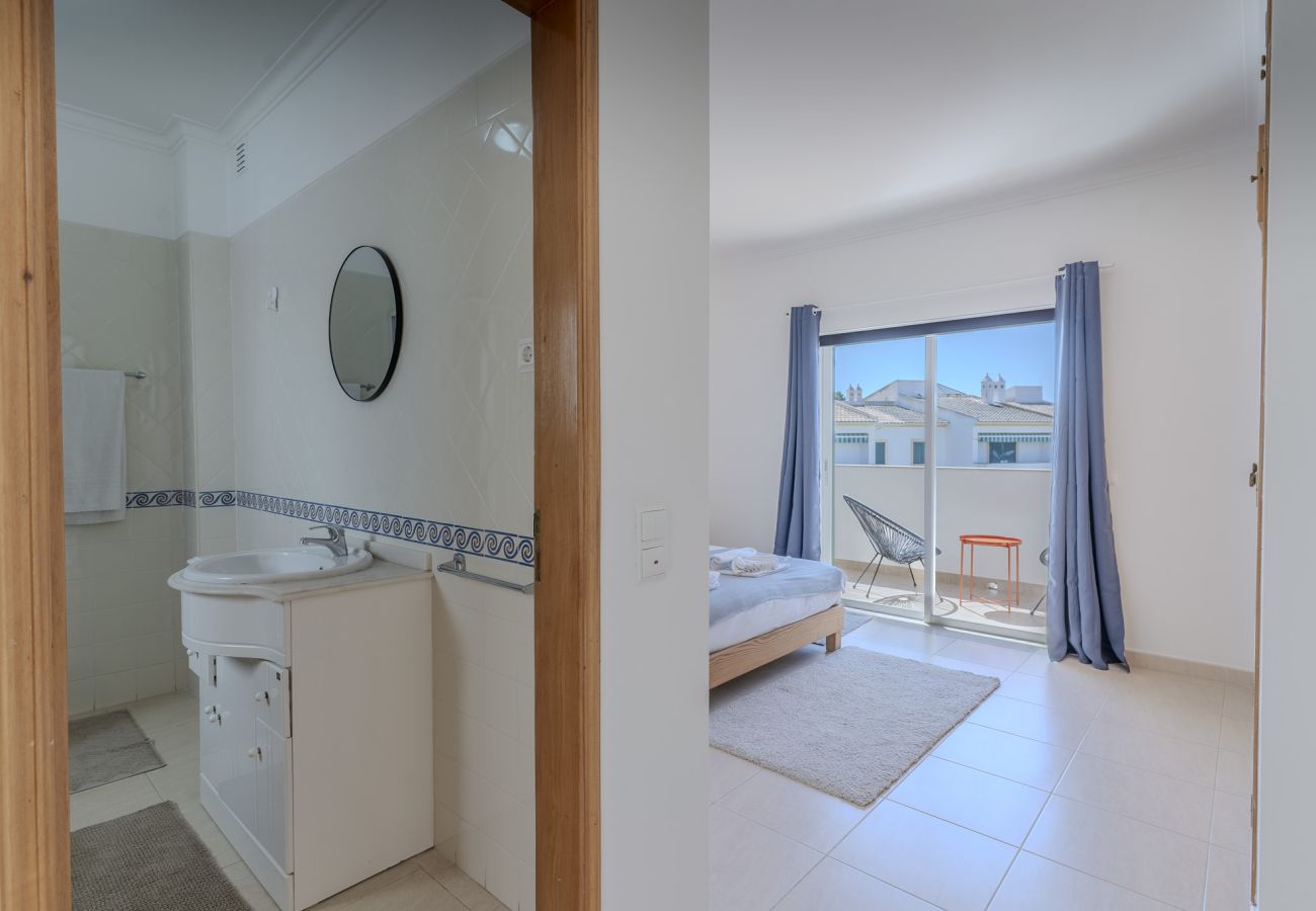 Casa adosada en Albufeira - #375 Spacious Townhouse with Pool, BBQ & Parking 