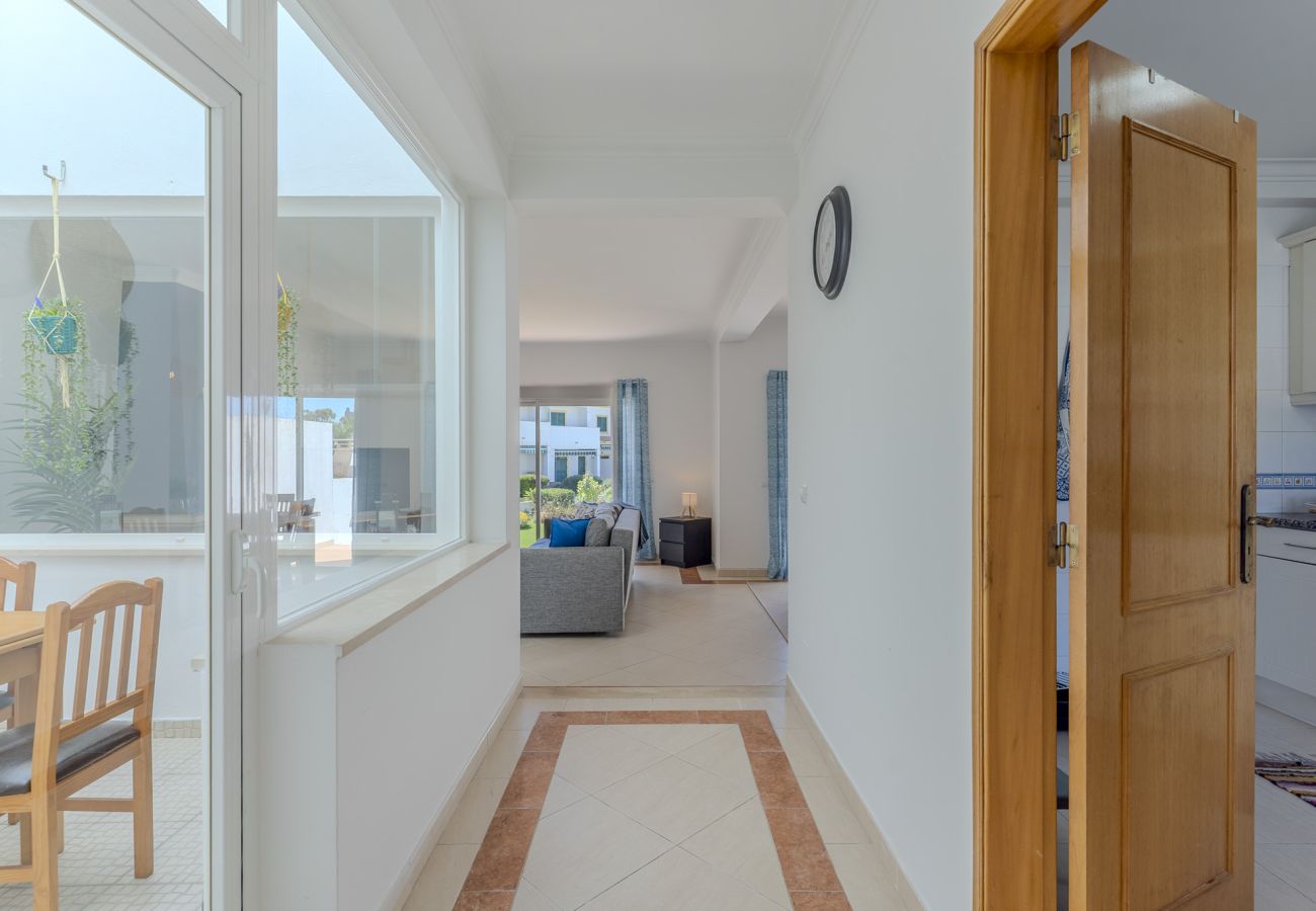 Casa adosada en Albufeira - #375 Spacious Townhouse with Pool, BBQ & Parking 