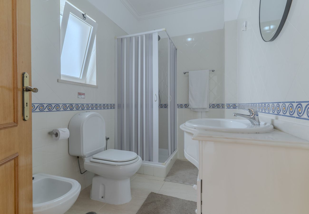 Casa adosada en Albufeira - #375 Spacious Townhouse with Pool, BBQ & Parking 