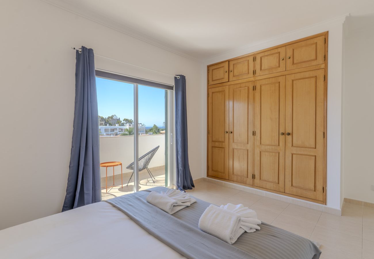 Casa adosada en Albufeira - #375 Spacious Townhouse with Pool, BBQ & Parking 