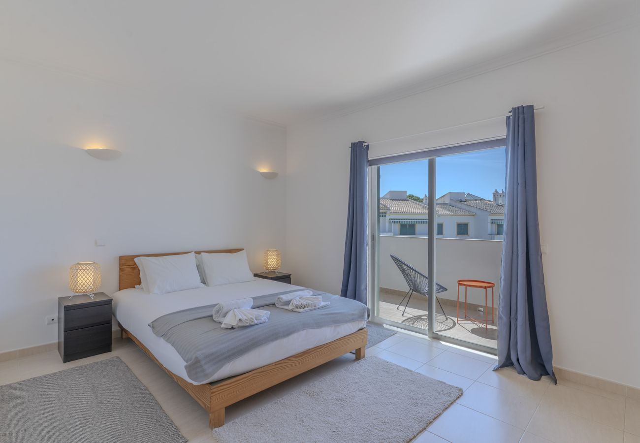 Casa adosada en Albufeira - #375 Spacious Townhouse with Pool, BBQ & Parking 