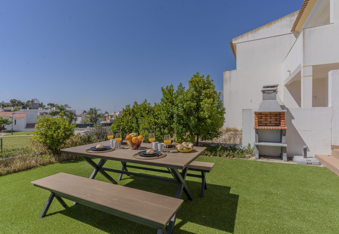 Casa adosada en Albufeira - #375 Spacious Townhouse with Pool, BBQ & Parking 