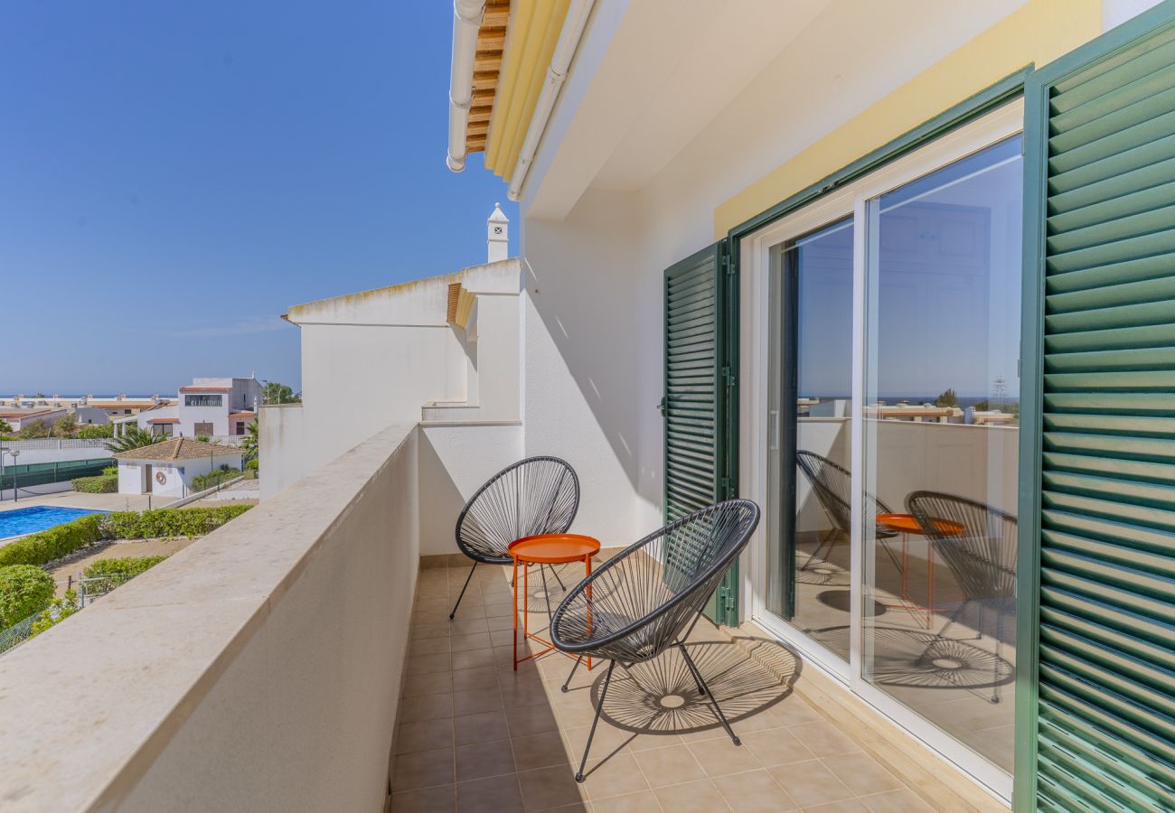 Casa adosada en Albufeira - #375 Spacious Townhouse with Pool, BBQ & Parking 