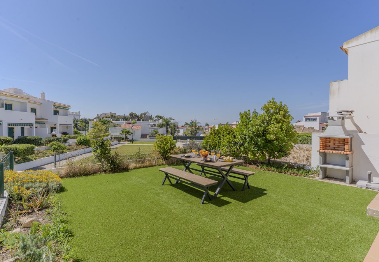 Casa adosada en Albufeira - #375 Spacious Townhouse with Pool, BBQ & Parking 