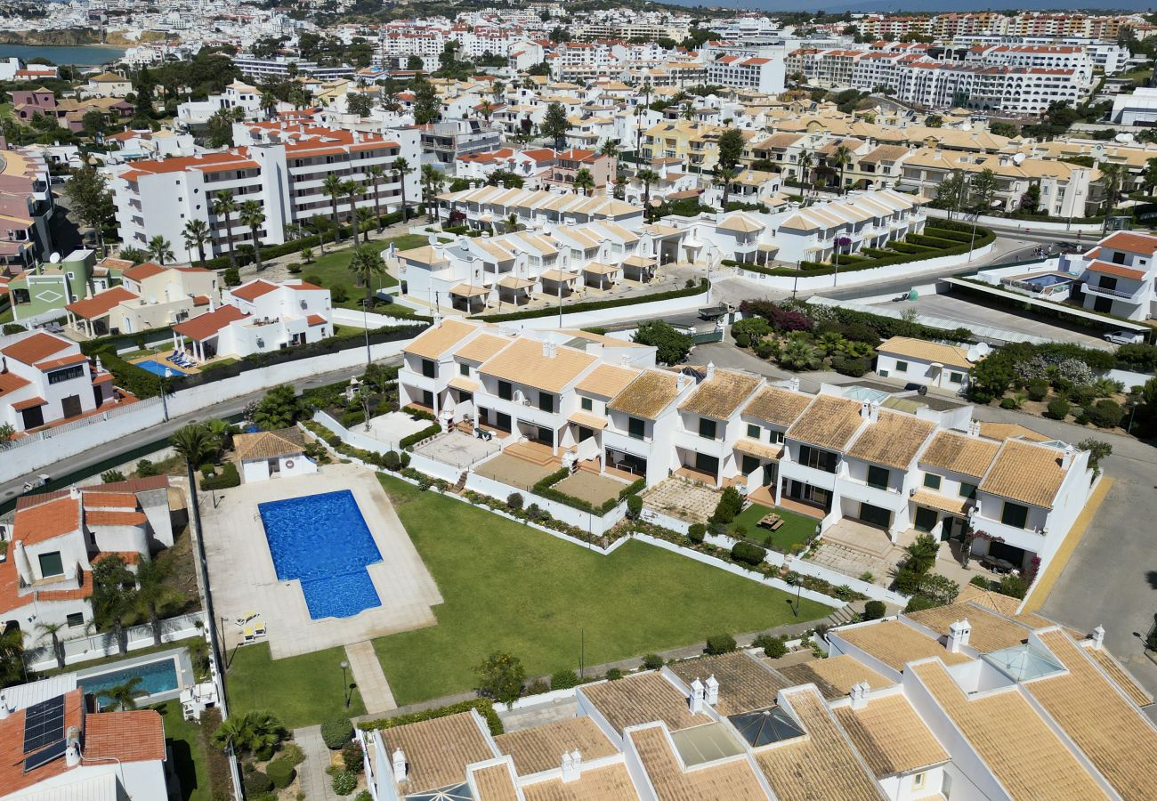 Casa adosada en Albufeira - #375 Spacious Townhouse with Pool, BBQ & Parking 