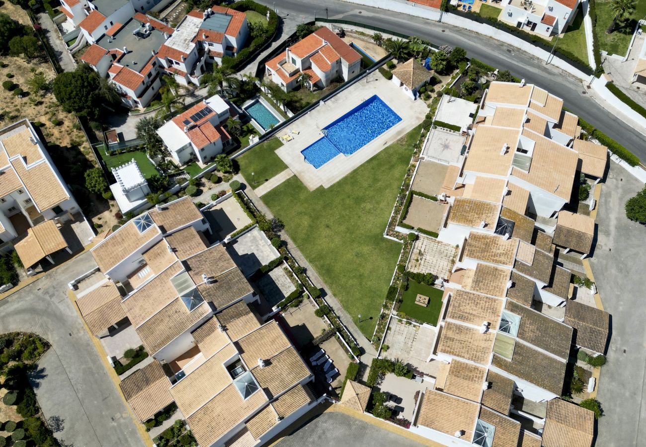 Casa adosada en Albufeira - #375 Spacious Townhouse with Pool, BBQ & Parking 