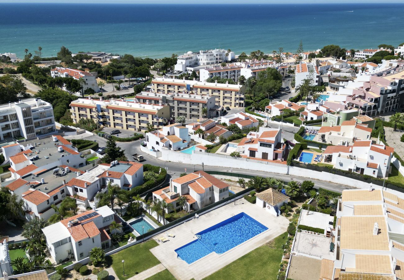 Casa adosada en Albufeira - #375 Spacious Townhouse with Pool, BBQ & Parking 