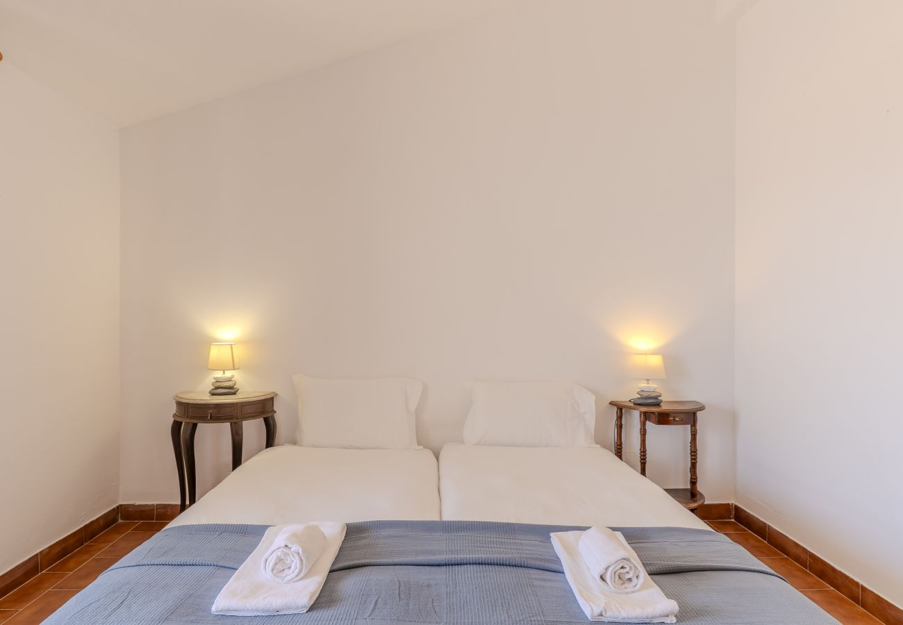 Casa en Albufeira - #417 Sunny 2BR Retreat | Open Views | Páteo