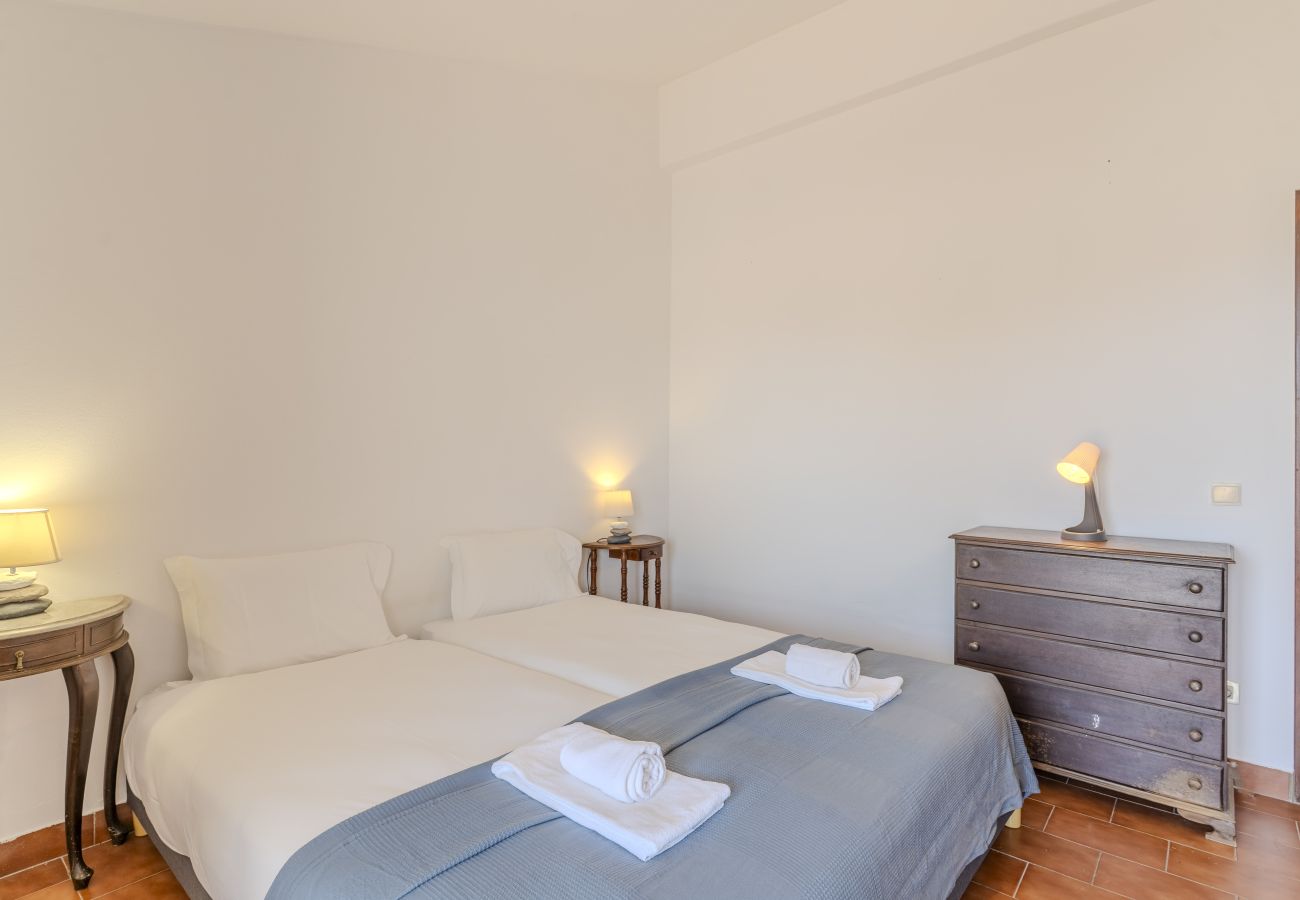 Casa en Albufeira - #417 Sunny 2BR Retreat | Open Views | Páteo