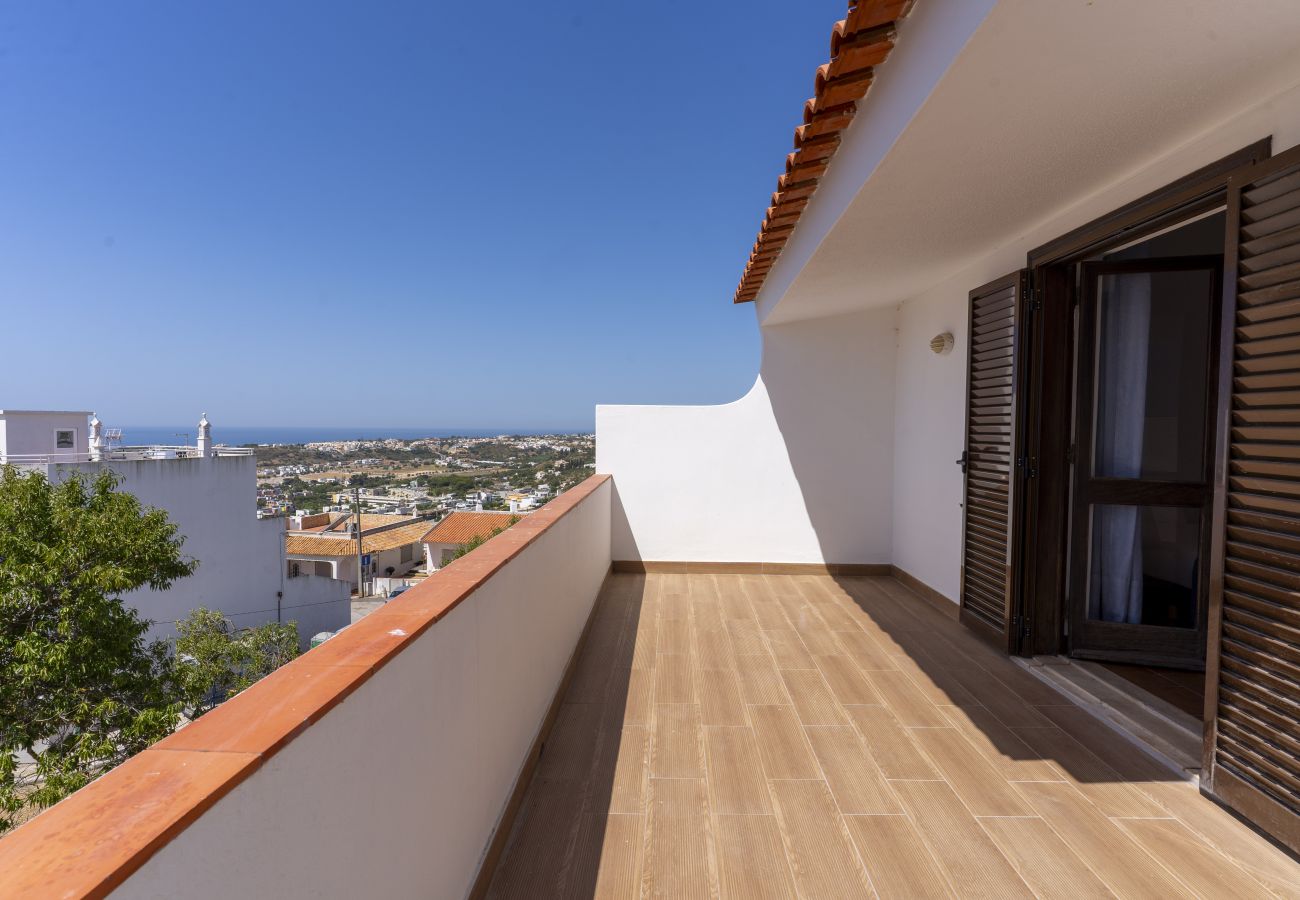 Casa en Albufeira - #417 Sunny 2BR Retreat | Open Views | Páteo