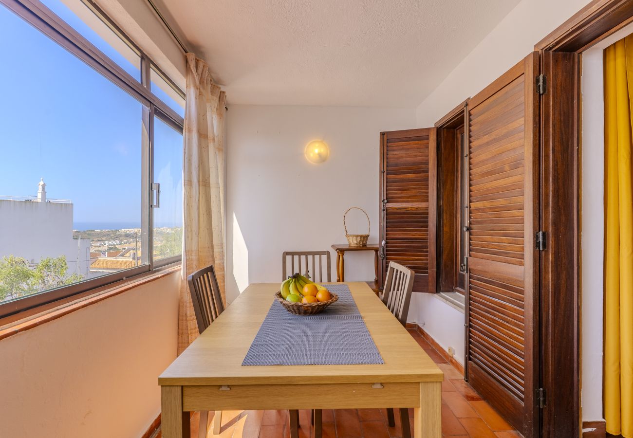 Casa en Albufeira - #417 Sunny 2BR Retreat | Open Views | Páteo