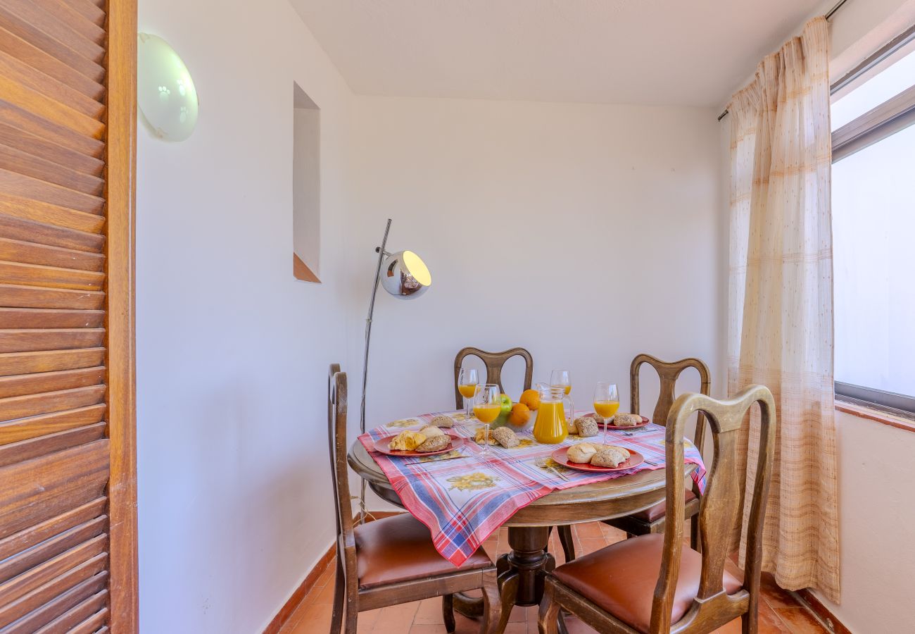 Casa en Albufeira - #417 Sunny 2BR Retreat | Open Views | Páteo