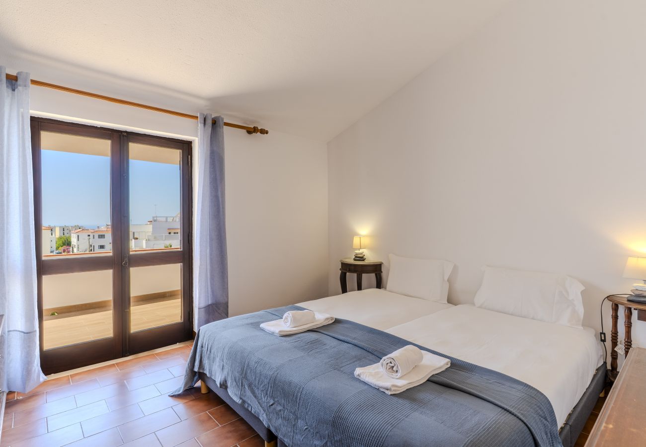 Casa en Albufeira - #417 Sunny 2BR Retreat | Open Views | Páteo