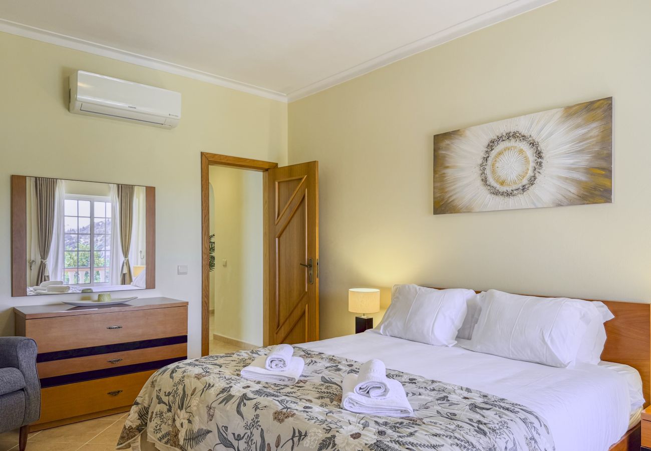 Casa en Albufeira - #373 Charming 4BR Villa with Spacious Garden & BBQ