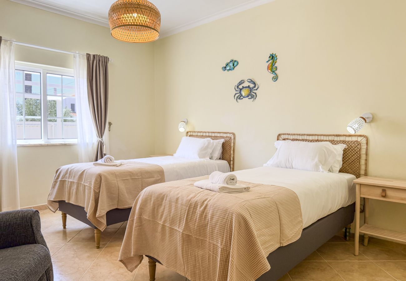 Casa en Albufeira - #373 Charming 4BR Villa with Spacious Garden & BBQ